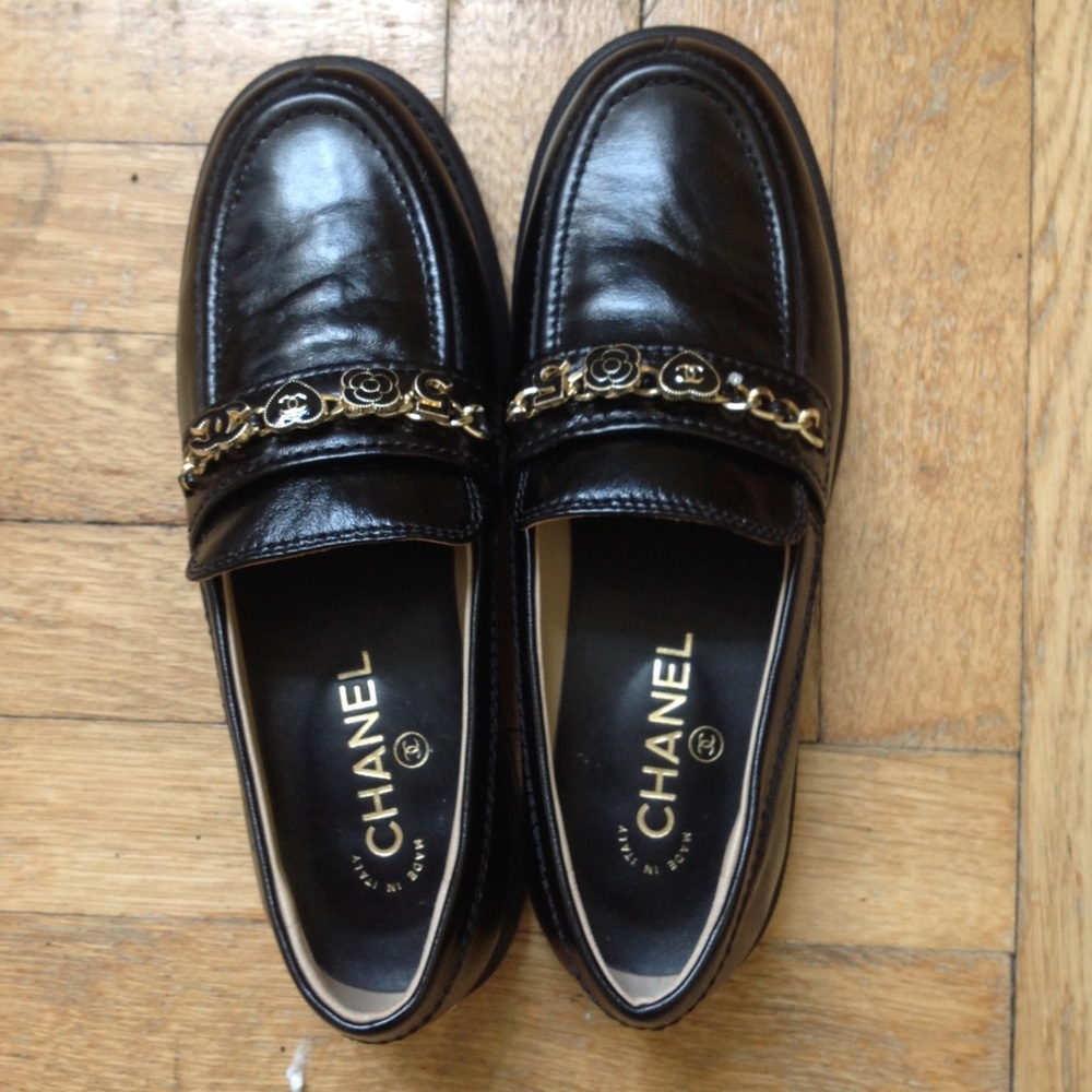Auth. Chanel black leather shoes** 40